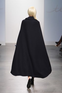 New york - 13 Şubat: model tess için pist yürür 13 Şubat 2013 tarihinde nolcha moda haftasında johnson koleksiyonu new york City-pier 59 Studios