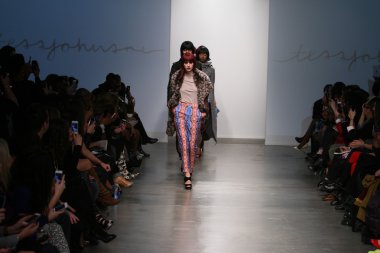 New york - 13 Şubat: modelleri tess için pist finale yürüyor üzerinde 13 Şubat 2013 nolcha moda haftasında johnson koleksiyonu new york City-pier 59 Studios