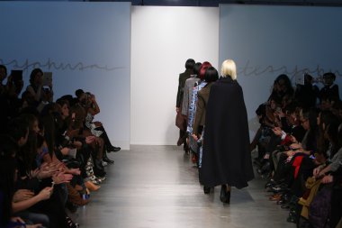 New york - 13 Şubat: modelleri tess için pist finale yürüyor üzerinde 13 Şubat 2013 nolcha moda haftasında johnson koleksiyonu new york City-pier 59 Studios