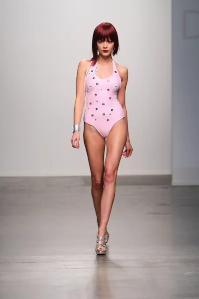 New york - február 13-án: modell sétál a kifutópálya DOS Krassó fürdőruha kollekció pier 59 Studios során nolcha fashion week, a február 13, 2013 new Yorkban — Stock Fotó