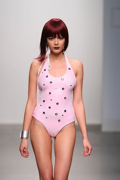 NEW YORK - 13 FEBBRAIO: le modelle sfilano per la collezione Dos Caras Swimwear presso gli studi Pier 59 durante la Nolcha Fashion Week del 13 febbraio 2013 a New York — Foto Stock