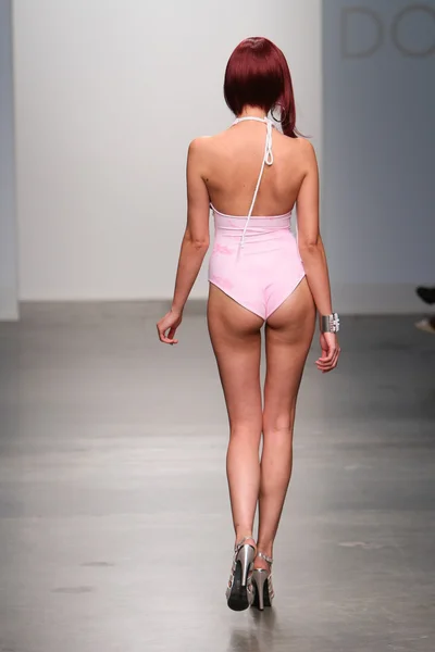 뉴욕-2 월 13 일: 모델 dos 용 활주로 걸어 카라 스 수영복 컬렉션 부두 59 스튜디오에서 2013 년 2 월 13 일에 nolcha 패션 위 크 기간 동안 뉴욕시에서 — 스톡 사진