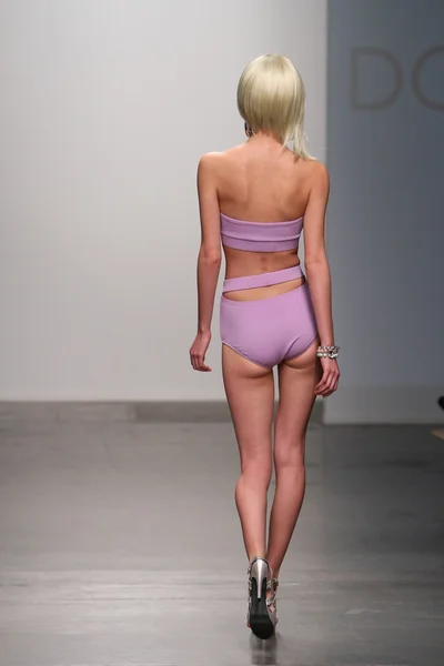 NEW YORK - FEBRUARY 13: Model walks runway for Dos Caras Swimwear collection at Pier 59 studios during Nolcha Fashion Week on February 13, 2013 in New York City — Stock Photo, Image