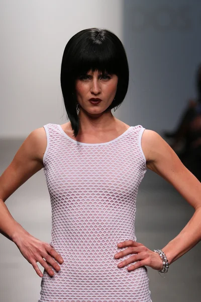 New york - 13 Şubat: dos için pist yürür model caras mayo koleksiyonu pier 59 Studios nolcha moda haftası 13 Şubat 2013 tarihinde new York'ta