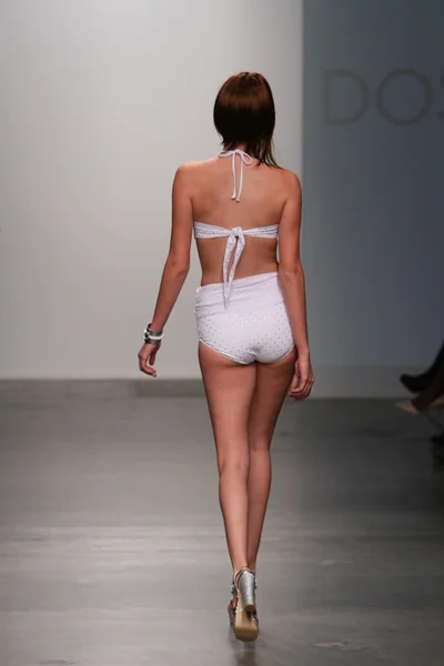NEW YORK - FEBRUARY 13: Model walks runway for Dos Caras Swimwear collection at Pier 59 studios during Nolcha Fashion Week on February 13, 2013 in New York City — Stock Photo, Image