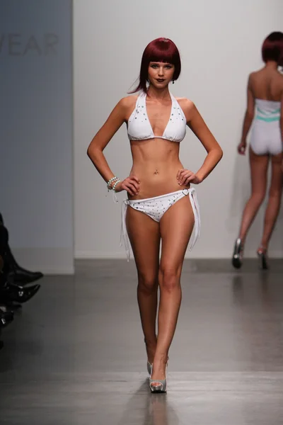 NEW YORK - FEBRUARY 13: Model walks runway for Dos Caras Swimwear collection at Pier 59 studios during Nolcha Fashion Week on February 13, 2013 in New York City — Stock Photo, Image