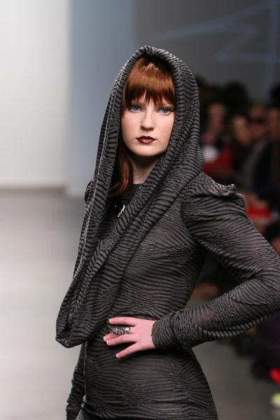 NOVA IORQUE - FEVEREIRO 13: Modelo caminha pista para Mikailee Alton coleção no Pier 59 estúdios durante Nolcha Fashion Week em fevereiro 13, 2013 em Nova York — Fotografia de Stock