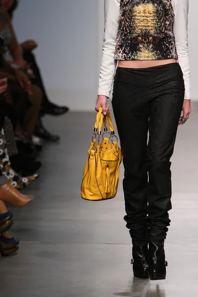 New york - 13 Şubat: model mikailee alton koleksiyonu için pier 59 Studios nolcha moda haftası 13 Şubat 2013 tarihinde new York'ta pist yürür