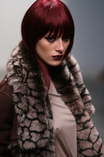 NEW YORK - 13 FEBBRAIO: la modella passeggia per la collezione Tess Johnson presso gli studi Pier 59 durante la Nolcha Fashion Week del 13 febbraio 2013 a New York — Foto Stock
