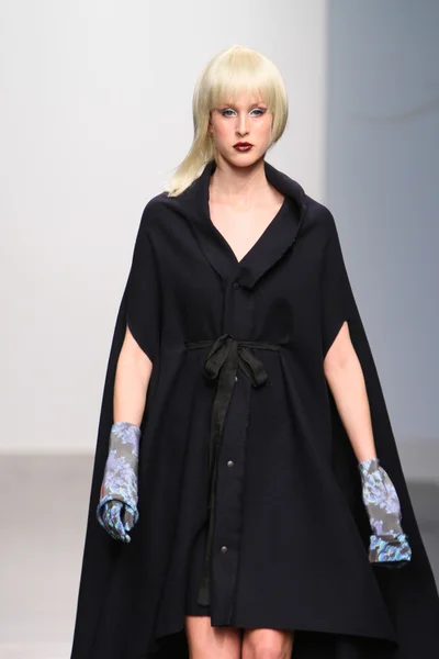 НЬЮ-ЙОРК - 13 февраля 2013 года во время Недели моды Нолча 13 февраля 2013 года в Нью-Йорке модель прогуливается по подиуму для коллекции Тесс Джонсон на пирсе 59 студий — стоковое фото
