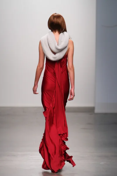 НЬЮ-ЙОРК - 13 февраля 2013 года во время Недели моды Нолча 13 февраля 2013 года в Нью-Йорке модель прогуливается по подиуму для коллекции Тесс Джонсон на пирсе 59 студий — стоковое фото