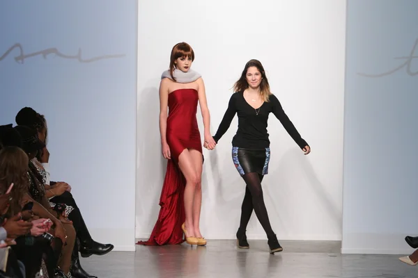 뉴욕-2 월 13 일: 디자이너 테 스 테 스에 대 한 존슨과 모델 산책 활주로 뉴욕시에서 nolcha 패션 위 크에서 2013 년 2 월 13 일 동안 교각 59에 존슨 컬렉션 — 스톡 사진