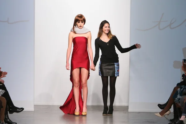 NOVA IORQUE - FEVEREIRO 13: Designer Tess Johnson and Model caminha pista para a coleção Tess Johnson no Pier 59 estúdios durante Nolcha Fashion Week em 13 de fevereiro de 2013 em Nova York — Fotografia de Stock