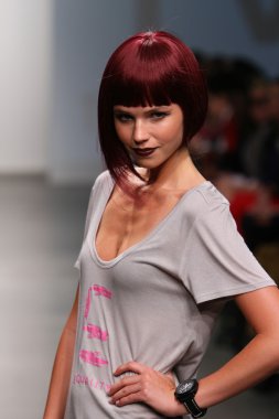 New york - 13 Şubat: model makyaj koleksiyonu için pier 59 Studios nolcha moda haftası 13 Şubat 2013 tarihinde new York'ta pist yürür