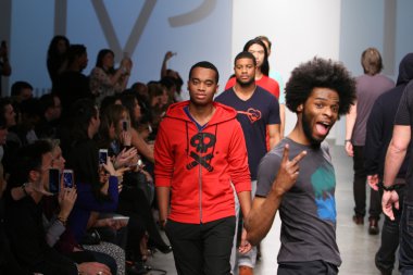 New york - 13 Şubat: modelleri yürümek makyaj koleksiyonu için pist finale pier 59 studios adlı nolcha moda haftası 13 Şubat 2013 tarihinde new York'ta