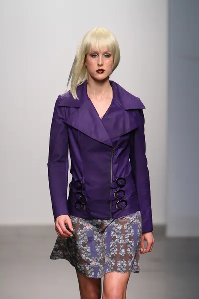 纽约 — — 2 月 13 日： 模型散步跑道苔丝约翰逊集合在码头 59 工作室在 2013 年 2 月 13 日在 nolcha 时装周期间在纽约城 — 图库照片