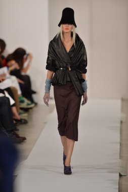 New york, ny - 12 Şubat: oscar de la renta 2013 Güz moda gösterisi sırasında mercedes-benz moda haftası 12 Şubat 2013 tarihinde new York'ta pist model yürür.