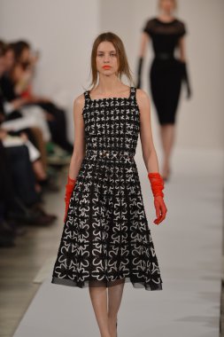 New york, ny - 12 Şubat: oscar de la renta 2013 Güz moda gösterisi sırasında mercedes-benz moda haftası 12 Şubat 2013 tarihinde new York'ta pist model yürür.