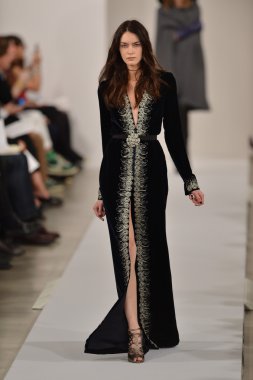 New york, ny - 12 Şubat: oscar de la renta 2013 Güz moda gösterisi sırasında mercedes-benz moda haftası 12 Şubat 2013 tarihinde new York'ta pist model yürür.