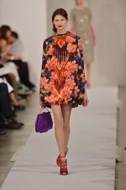 New york, ny - 12 Şubat: oscar de la renta 2013 Güz moda gösterisi sırasında mercedes-benz moda haftası 12 Şubat 2013 tarihinde new York'ta pist model yürür.