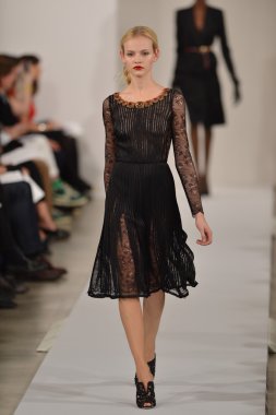 New york, ny - 12 Şubat: oscar de la renta 2013 Güz moda gösterisi sırasında mercedes-benz moda haftası 12 Şubat 2013 tarihinde new York'ta pist model yürür.