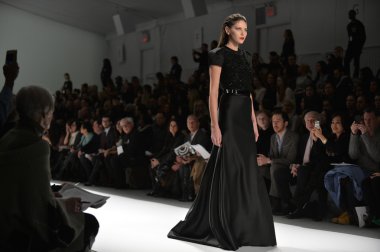 New york - Şubat 08: modelleri, carmen marc valvo 2013 Güz moda gösterisine 8 Şubat 2013 mercedes-benz moda haftası new York'ta, pist finale yürüyor.