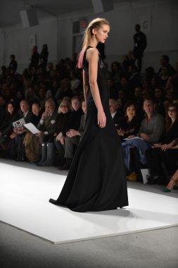 New york - Şubat 08: modelleri, carmen marc valvo 2013 Güz moda gösterisine 8 Şubat 2013 mercedes-benz moda haftası new York'ta, pist finale yürüyor.