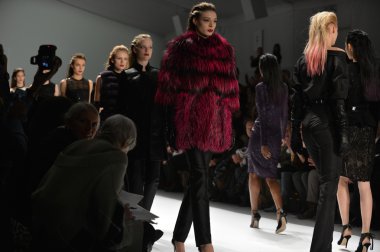 New york - Şubat 08: modelleri, carmen marc valvo 2013 Güz moda gösterisine 8 Şubat 2013 mercedes-benz moda haftası new York'ta, pistin final yürümek.