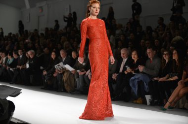 New york - Şubat 08: modelleri, carmen marc valvo 2013 Güz moda gösterisine 8 Şubat 2013 mercedes-benz moda haftası new York'ta, pist finale yürüyor.