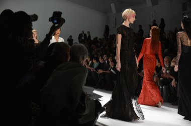 New york - Şubat 08: modelleri, carmen marc valvo 2013 Güz moda gösterisine 8 Şubat 2013 mercedes-benz moda haftası new York'ta, pist finale yürüyor.