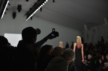 New york - Şubat 08: blogger carmen marc valvo düşmek pist modelleri 2013 moda gösterisi mercedes-benz moda haftası 8 Şubat 2013 tarihinde new York'ta vuruyor..