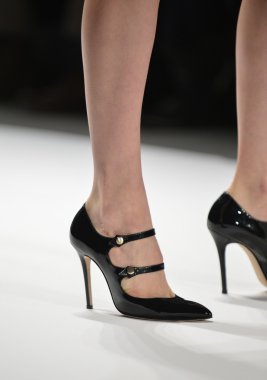 New york - Şubat 08: modelleri, carmen marc valvo 2013 Güz moda gösterisine 8 Şubat 2013 mercedes-benz moda haftası new York'ta, pist finale yürüyor.