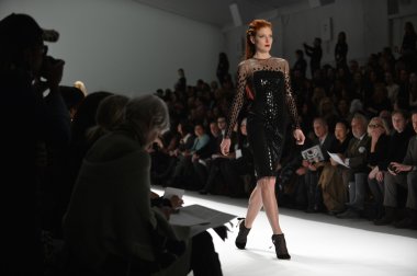 New york - Şubat 08: modelleri, carmen marc valvo 2013 Güz moda gösterisine 8 Şubat 2013 mercedes-benz moda haftası new York'ta, pist finale yürüyor.