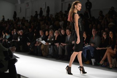 New york - Şubat 08: modelleri, carmen marc valvo 2013 Güz moda gösterisine 8 Şubat 2013 mercedes-benz moda haftası new York'ta, pist finale yürüyor.