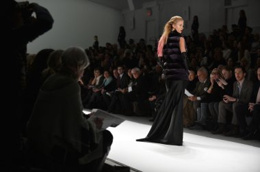 New york - Şubat 08: modelleri, carmen marc valvo 2013 Güz moda gösterisine 8 Şubat 2013 mercedes-benz moda haftası new York'ta, pist finale yürüyor.