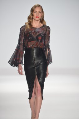 New york - Şubat 08: bir model proje pist sonbahar kış 2013 defile mercedes-benz moda haftası 8 Şubat 2013 tarihinde new York'ta pist yürür.