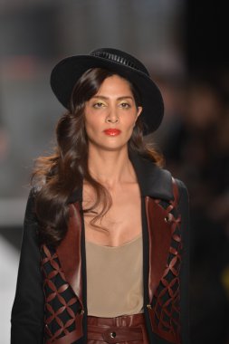 New york - Şubat 08: bir model proje pist sonbahar kış 2013 defile mercedes-benz moda haftası 8 Şubat 2013 tarihinde new York'ta pist yürür.