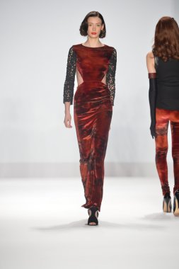 New york - Şubat 08: bir model proje pist sonbahar kış 2013 defile mercedes-benz moda haftası 8 Şubat 2013 tarihinde new York'ta pist yürür.