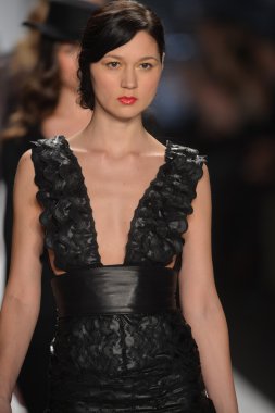 New york - Şubat 08: bir model proje pist sonbahar kış 2013 defile mercedes-benz moda haftası 8 Şubat 2013 tarihinde new York'ta pist yürür.