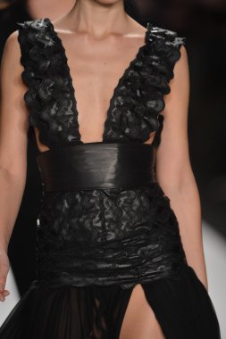 New york - Şubat 08: bir model proje pist sonbahar kış 2013 defile mercedes-benz moda haftası 8 Şubat 2013 tarihinde new York'ta pist yürür.