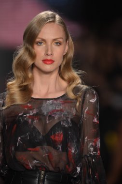 New york - Şubat 08: bir model proje pist sonbahar kış 2013 defile mercedes-benz moda haftası 8 Şubat 2013 tarihinde new York'ta pist yürür.