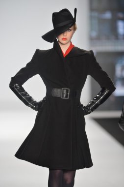 New york - Şubat 08: bir model proje pist sonbahar kış 2013 defile mercedes-benz moda haftası 8 Şubat 2013 tarihinde new York'ta pist yürür.