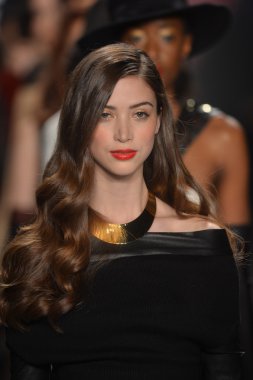 New york - Şubat 08: modelleri, proje pist sonbahar kış 2013 moda gösterisi 8 Şubat 2013 mercedes-benz moda haftası new York'ta pistin final yürümek.