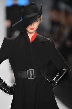 New york - Şubat 08: bir model proje pist sonbahar kış 2013 defile mercedes-benz moda haftası 8 Şubat 2013 tarihinde new York'ta pist yürür.
