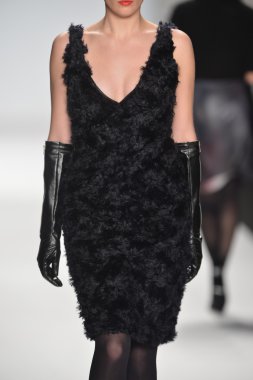 New york - Şubat 08: bir model proje pist sonbahar kış 2013 defile mercedes-benz moda haftası 8 Şubat 2013 tarihinde new York'ta pist yürür.