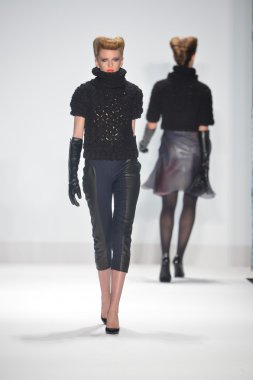 New york - Şubat 08: bir model proje pist sonbahar kış 2013 defile mercedes-benz moda haftası 8 Şubat 2013 tarihinde new York'ta pist yürür.