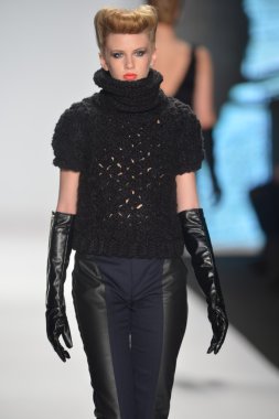 New york - Şubat 08: bir model proje pist sonbahar kış 2013 defile mercedes-benz moda haftası 8 Şubat 2013 tarihinde new York'ta pist yürür.