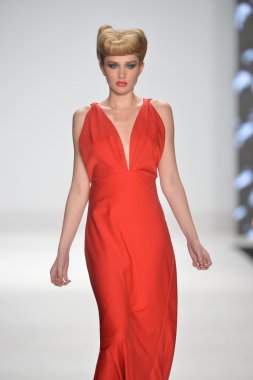 New york - Şubat 08: bir model proje pist sonbahar kış 2013 defile mercedes-benz moda haftası 8 Şubat 2013 tarihinde new York'ta pist yürür.