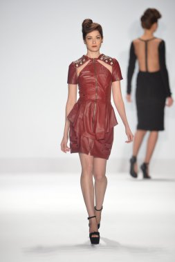 New york - Şubat 08: bir model proje pist sonbahar kış 2013 defile mercedes-benz moda haftası 8 Şubat 2013 tarihinde new York'ta pist yürür.