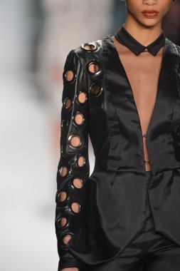 New york - Şubat 08: bir model proje pist sonbahar kış 2013 defile mercedes-benz moda haftası 8 Şubat 2013 tarihinde new York'ta pist yürür.